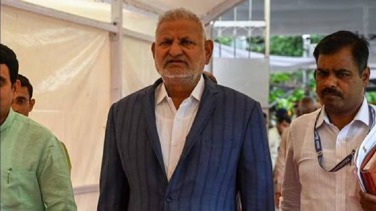 ಸದನದಲ್ಲಿ ಕುಳಿತು ರಮ್ಮಿ ಆಡಿದ್ದ ಮಹಾರಾಷ್ಟ್ರ ಸಚಿವ ಮಾಣಿಕ್ರಾವ್ಗೆ ಕ್ರೀಡಾ ಖಾತೆ ಸದನದಲ್ಲಿ ಕುಳಿತು ರಮ್ಮಿ ಆಡಿದ್ದ ಮಹಾರಾಷ್ಟ್ರ ಸಚಿವ ಮಾಣಿಕ್ರಾವ್ಗೆ ಕ್ರೀಡಾ ಖಾತೆ