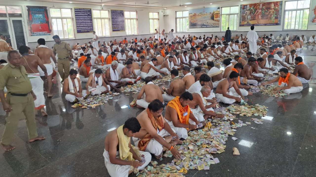 ಮಂತ್ರಾಲಯ ರಾಯರ ಮಠದ ಹುಂಡಿಗೆ ಹರಿದು ಬಂತು ಭಕ್ತರ ಕೋಟಿ ಕೋಟಿ ರೂ ಕಾಣಿಕೆ