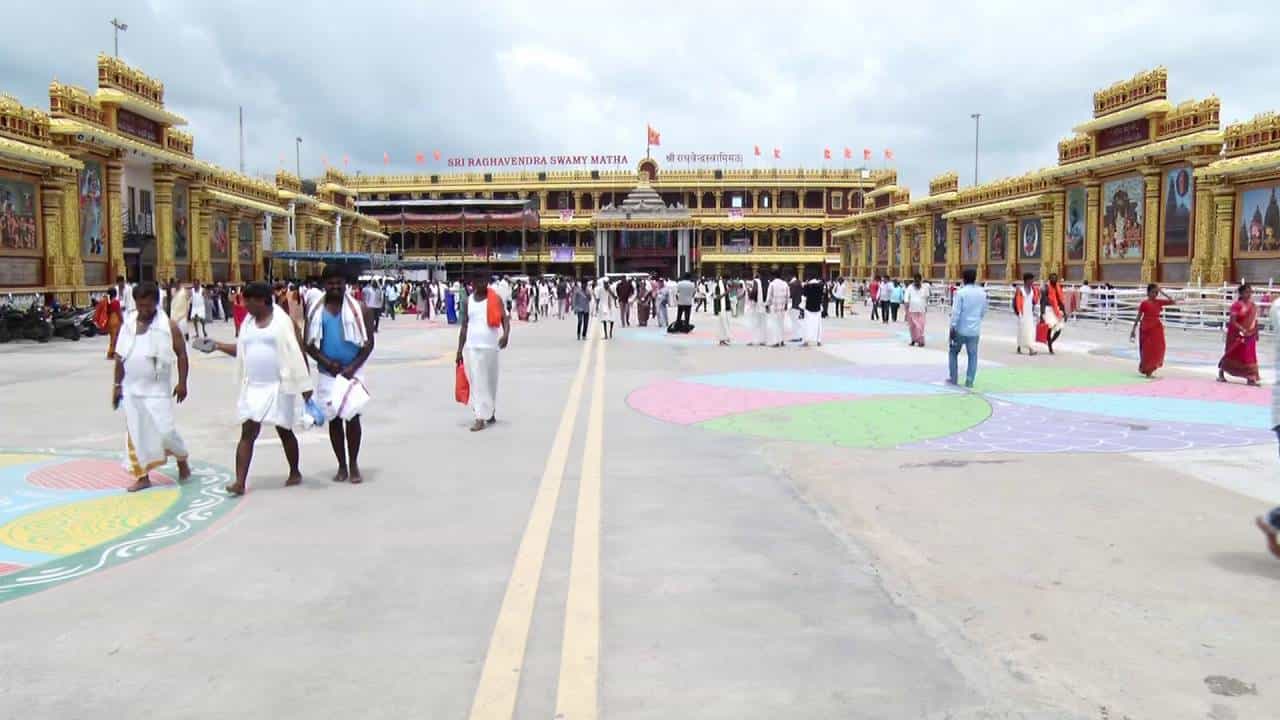 ಕಲಿಯುಗ ಕಾಮಧೇನು ಶ್ರೀಗುರು ರಾಘವೇಂದ್ರ ಸ್ವಾಮಿಗಳ 354 ನೇ ಆರಾಧನಾ ಮಹೋತ್ಸವ ಹಿನ್ನೆಲೆ ಮಂತ್ರಾಲಯದಲ್ಲಿ ಪೂರ್ವಾರಾಧನೆ ನೆರವೇರಿತು. ಪೂರ್ವಾರಾಧನೆ ಹಿನ್ನೆಲೆಯಲ್ಲಿ ಶ್ರೀಮಠದಲ್ಲಿ ವಿಶೇಷ ಧಾರ್ಮಿಕ ಸಾಂಸ್ಕೃತಿಕ ಕಾರ್ಯಕ್ರಮಗಳು ನಡೆಯುತ್ತಿದೆ.