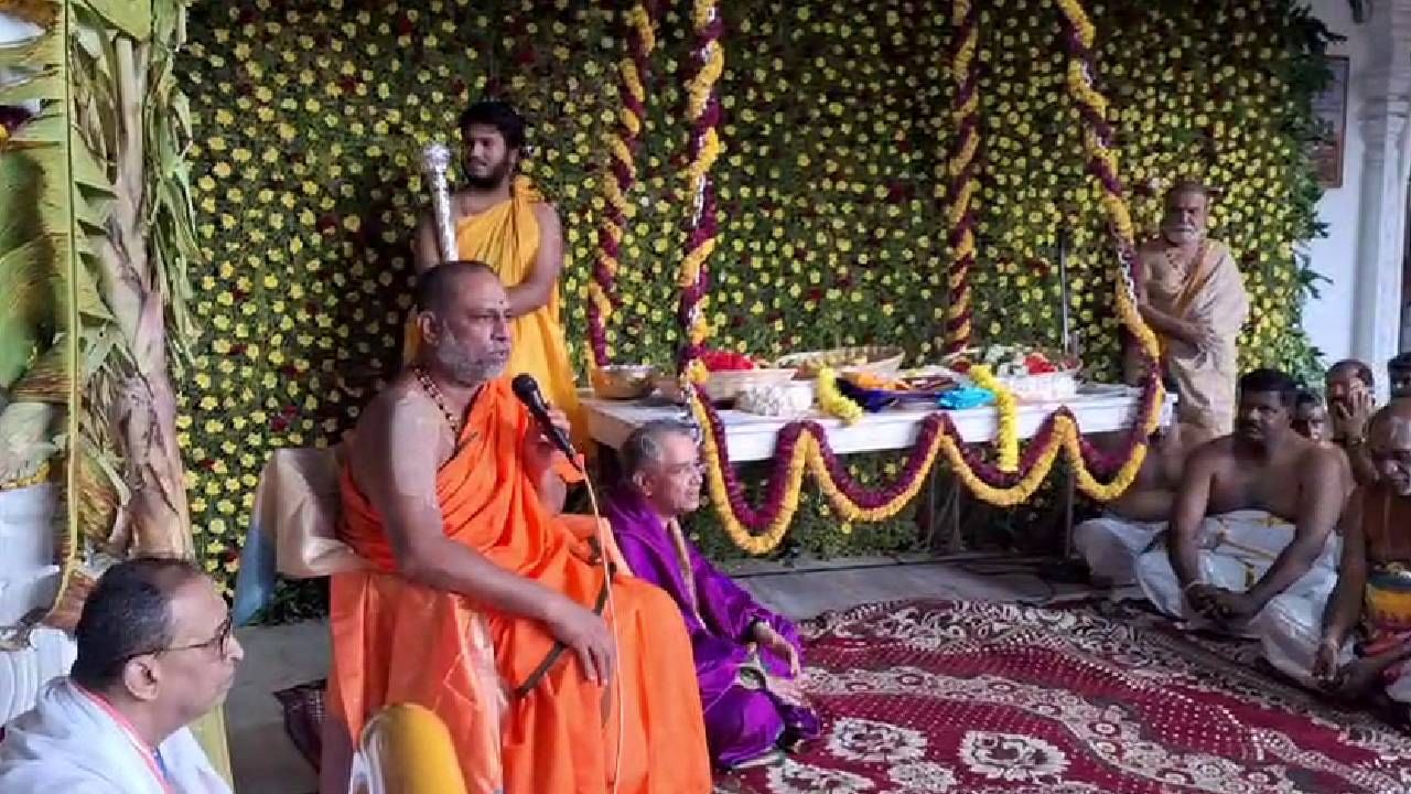 ತಮಿಳುನಾಡಿನ ಮುಜರಾಯಿ ಇಲಾಖೆಯ ಅಧಿಕಾರಿಗಳು ಶ್ರೀರಂಗಂನ ಶ್ರೀರಂಗನಾಥ ದೇವಸ್ಥಾನ ಹಾಗೂ ಕುಂಬಕೋಣಂನ ಉಪ್ಪಲಿ ಅಪ್ಪನ್ ದೇವಾಲಯದಿಂದ ರಾಯರಿಗೆ ವಸ್ತ್ರ ರೂಪದ ಪ್ರಸಾದ ಹಾಗೂ ತಿರುಪತಿ ತಿರುಮಲದಿಂದ ಬಂದ ಶೇಷವಸ್ತ್ರವನ್ನು ರಾಯರ ವೃಂದಾವನಕ್ಕೆ ಸಮರ್ಪಿಸಲಾಯಿತು. 