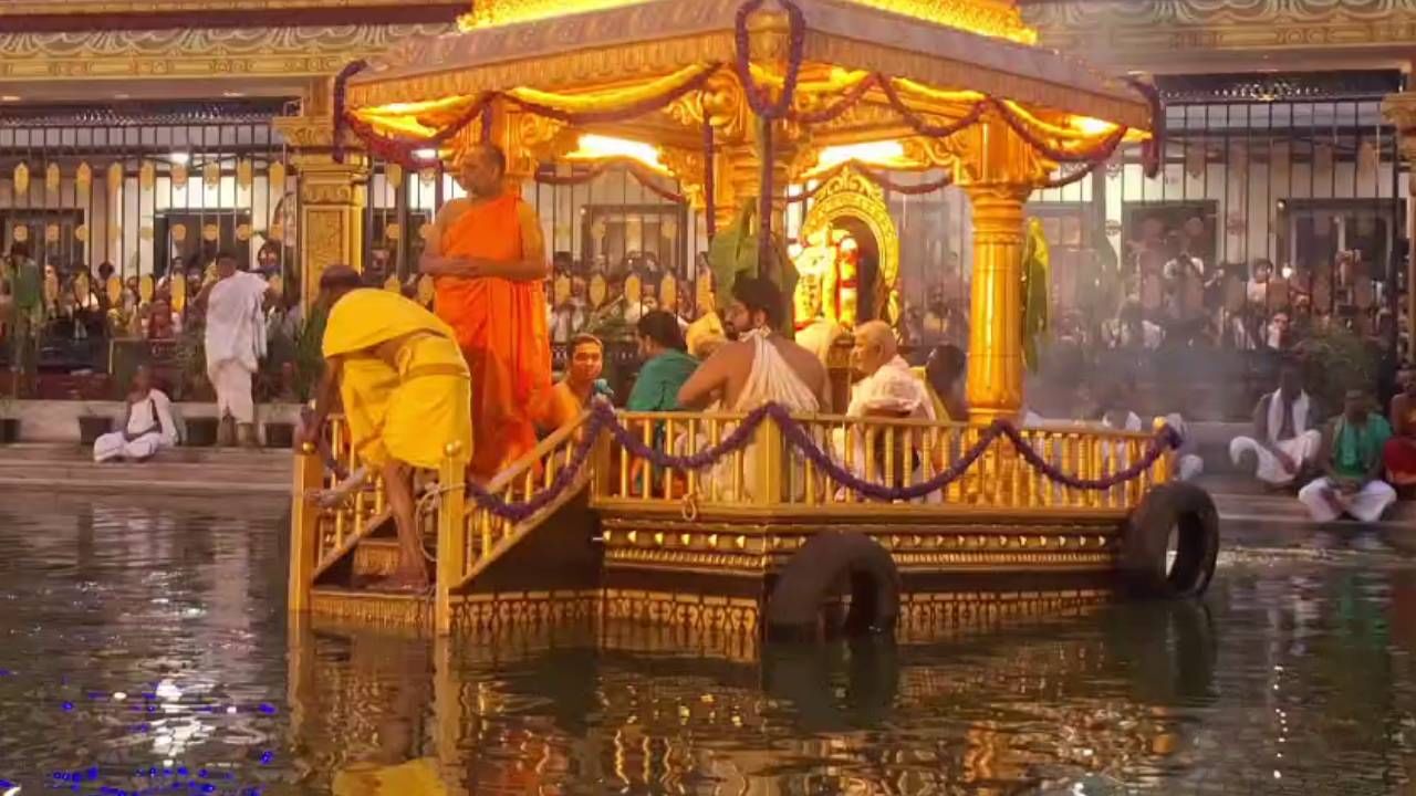 ಈ ಬಾರಿ ಶ್ರೀಮಠದಲ್ಲಿ ಪರಿಮಳ ತೀರ್ಥ ಹೆಸರಿನ ಪುಷ್ಕರಣೆಯನ್ನ ಭಕ್ತರೊಬ್ಬರು ನಿರ್ಮಿಸಿ ಕೊಟ್ಟಿದ್ದಾರೆ. ಇದೇ ಪುಷ್ಕರಣಿಯಲ್ಲಿ ಆರಾಧನಾ ನಿಮಿತ್ತ ವಿಶೇಷ ಪೂಜೆ ಸಲ್ಲಿಸಲಾಗಿದೆ. ಶ್ರೀಮಠಕ್ಕೆ ಸಣ್ಣ ನೀರಾವರಿ ಸಚಿವ ಎನ್ ಎಸ್ ಬೋಸರಾಜು, ಹೈಕೋರ್ಟ್ ನ್ಯಾಯಮೂರ್ತಿ ವಿ.ಶ್ರೀಶಾನಂದ ಅವರು ಭೇಟಿ ನೀಡಿ, ರಾಯರ ದರ್ಶನ ಪಡೆದರು. ಮಠದ ಪೀಠಾಧಿಪತಿಗಳಾದ ಸುಬುಧೇಂದ್ರ ತೀರ್ಥರು ಗಣ್ಯರನ್ನು ಪುಷ್ಕರಣಿಗೆ ಕರೆದೊಯ್ದು ಅದರ ಹಿನ್ನೆಲೆಯನ್ನು ತಿಳಿಸಿದರು. 