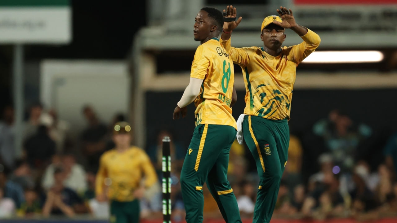 ಆಸ್ಟ್ರೇಲಿಯಾದಲ್ಲಿ ಮೊದಲ ಬಾರಿಗೆ ಆಡುತ್ತಿರುವ ದಕ್ಷಿಣ ಆಫ್ರಿಕಾದ 19 ವರ್ಷದ ಎಡಗೈ ವೇಗಿ ಕ್ವೇನಾ ಎಂಫಾಕಾ, ತಮ್ಮ ಮೊದಲ ಪಂದ್ಯದಲ್ಲೇ ದೊಡ್ಡ ದಾಖಲೆಯನ್ನು ಮಾಡಿದರು. ಆಸ್ಟ್ರೇಲಿಯಾ ವಿರುದ್ಧದ ಮೊದಲ ಟಿ20 ಪಂದ್ಯದಲ್ಲಿ ಕ್ವೇನಾ ಒಟ್ಟು 4 ವಿಕೆಟ್‌ಗಳನ್ನು ಕಬಳಿಸಿದರು.
