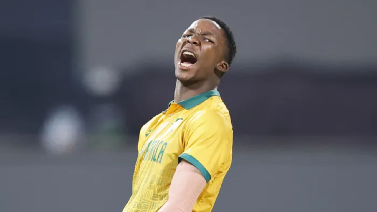 ಕೇವಲ 19 ವರ್ಷ 124 ದಿನಗಳ ವಯಸ್ಸಿನ ಕ್ವೇನಾ ಎಂಫಕಾ, ಇದುವರೆಗೆ ಅಂತರರಾಷ್ಟ್ರೀಯ ಕ್ರಿಕೆಟ್‌ನಲ್ಲಿ ನಿರೀಕ್ಷೆಯಂತೆ ಪ್ರದರ್ಶನ ನೀಡಿದ್ದಾರೆ. ಡಾರ್ವಿನ್ ಮೈದಾನದಲ್ಲಿ ಆಸ್ಟ್ರೇಲಿಯಾ ವಿರುದ್ಧ ನಡೆದ ಮೊದಲ ಟಿ20 ಪಂದ್ಯದಲ್ಲಿ, ಕ್ವೇನಾ ತಮ್ಮ 4 ಓವರ್‌ಗಳಲ್ಲಿ ಕೇವಲ 20 ರನ್‌ಗಳನ್ನು ನೀಡಿ ಒಟ್ಟು 4 ವಿಕೆಟ್‌ಗಳನ್ನು ಕಬಳಿಸಿದರು.