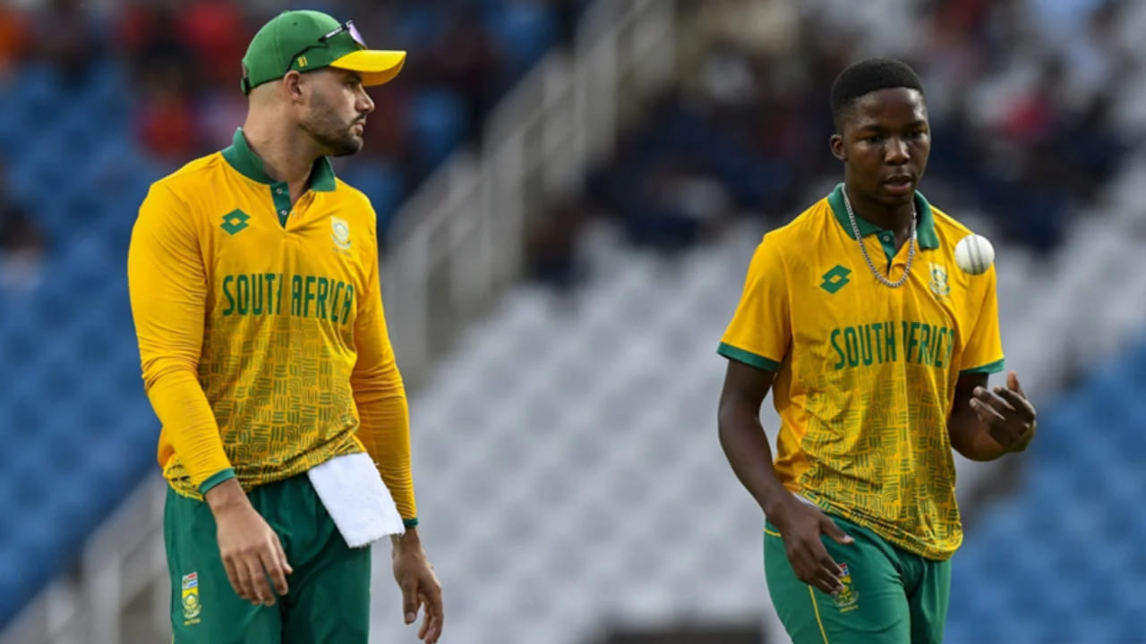 ಇದರೊಂದಿಗೆ, ಆಸ್ಟ್ರೇಲಿಯಾ ವಿರುದ್ಧದ ಟಿ20 ಪಂದ್ಯದಲ್ಲಿ 4 ವಿಕೆಟ್‌ಗಳನ್ನು ಪಡೆದ ದಕ್ಷಿಣ ಆಫ್ರಿಕಾದ ಮೊದಲ ಆಟಗಾರ ಎಂಬ ಹೆಗ್ಗಳಿಕೆಗೆ ಕ್ವೇನಾ ಪಾತ್ರರಾಗಿದ್ದಾರೆ. ಇದಕ್ಕೂ ಮೊದಲು, ದಕ್ಷಿಣ ಆಫ್ರಿಕಾದ ಯಾವುದೇ ಆಟಗಾರ ಟಿ20 ಅಂತರರಾಷ್ಟ್ರೀಯ ಪಂದ್ಯದಲ್ಲಿ ಆಸ್ಟ್ರೇಲಿಯಾ ವಿರುದ್ಧ ಮೂರು ಅಥವಾ ಹೆಚ್ಚಿನ ವಿಕೆಟ್‌ಗಳನ್ನು ಪಡೆಯಲು ಸಾಧ್ಯವಾಗಿರಲಿಲ್ಲ.