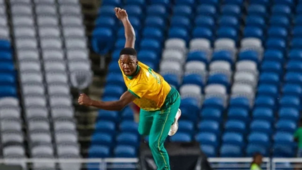 ಕ್ವೆನಾ ಎಂಫಕಾ 19 ವರ್ಷ 124 ದಿನಗಳಲ್ಲಿ ಟಿ20 ಪಂದ್ಯದಲ್ಲಿ 4 ವಿಕೆಟ್ ಪಡೆಯುವ ಮೂಲಕ ಮತ್ತೊಂದು ದೊಡ್ಡ ದಾಖಲೆಯನ್ನು ಮಾಡಿದ್ದಾರೆ. ಕ್ವೆನಾ ಈಗ ಪೂರ್ಣ ಸದಸ್ಯರ ತಂಡದಲ್ಲಿ ವೇಗದ ಬೌಲರ್ ಆಗಿ ಟಿ20 ಪಂದ್ಯದಲ್ಲಿ ನಾಲ್ಕು ವಿಕೆಟ್ ಪಡೆದ ವಿಶ್ವ ಕ್ರಿಕೆಟ್‌ನ ಅತ್ಯಂತ ಕಿರಿಯ ಆಟಗಾರ ಎಂಬ ಹೆಗ್ಗಳಿಕೆಗೆ ಪಾತ್ರರಾಗಿದ್ದಾರೆ. 
