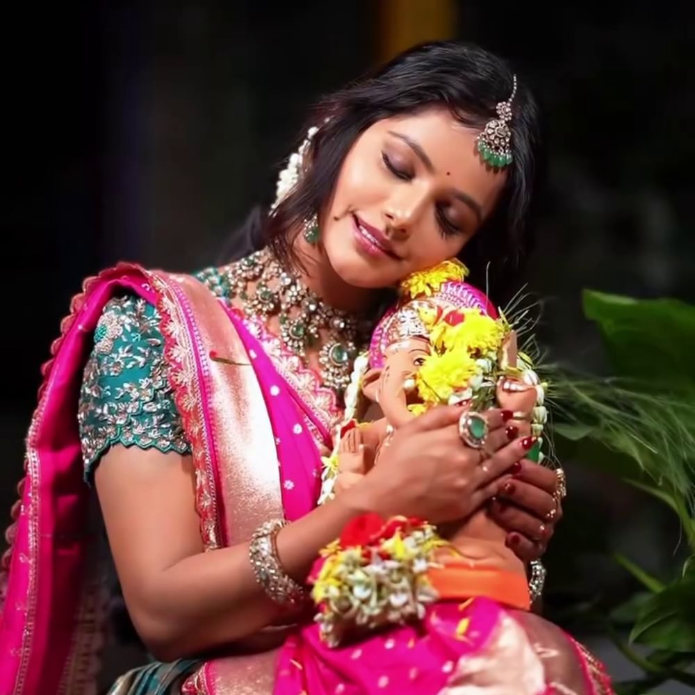 ನಟಿ ಮಯೂರಿ ಅವರು ಕನ್ನಡ ಚಿತ್ರರಂಗದಲ್ಲಿ ಹಾಗೂ ಕನ್ನಡ ಕಿರುತೆರೆಯಲ್ಲಿ ಸಾಕಷ್ಟು ಹೆಸರು ಮಾಡಿದ್ದಾರೆ. ಅವರ ಮನೆಯಲ್ಲಿ ಗಣೇಶ ಚತುರ್ಥಿಯನ್ನು ಸಂಭ್ರಮದಿಂದ ಆಚರಿಸಿದ್ದಾರೆ. ಈ ಫೋಟೋಗಳನ್ನು ಅವರು ಸಾಮಾಜಿಕ ಖಾತೆಯಲ್ಲಿ ಹಂಚಿಕೊಂಡಿದ್ದಾರೆ. 