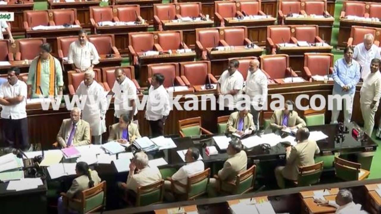 Karnataka Assembly Session: ಅನುದಾನಕ್ಕಾಗಿ ಪಟ್ಟುಹಿಡಿದ ವಿಪಕ್ಷ ಶಾಸಕರಿಂದ ಸದನದ ಬಾವಿಗಿಳಿದು ಮುಖ್ಯಮಂತ್ರಿ ಮೇಲೆ ಒತ್ತಡ!