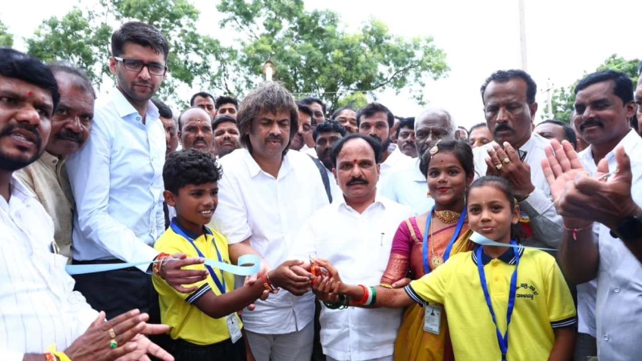 ಕೋಟೆನಾಡು ಚಿತ್ರದುರ್ಗ ಜಿಲ್ಲೆಯ ಹಿರಿಯೂರು ತಾಲೂಕಿನ ತಾಳವಟ್ಟಿ ಗ್ರಾಮದಲ್ಲಿ ಹಳೆ ವಿದ್ಯಾರ್ಥಿಗಳಿಂದ ಸರ್ಕಾರಿ ಶಾಲೆಗೆ ಕಾಯಕಲ್ಪ ಕಲ್ಪಿಸಲಾಗಿದೆ. ಶಿಕ್ಷಣ ಸಚಿವ ಮಧು ಬಂಗಾರಪ್ಪರಿಂದ ನೂತನ ಕೊಠಡಿಗಳ ಉದ್ಘಾಟನೆ ಮಾಡಿ ಶಾಲಾ ಶತಮಾನೋತ್ಸವ ಆಚರಿಸಲಾಗಿದೆ.