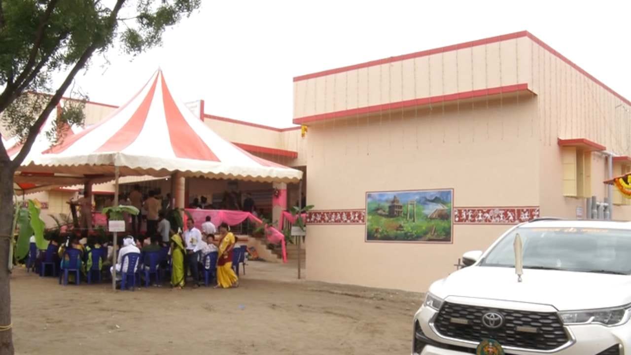 ಹೌದು. 1925ರಲ್ಲಿ ಆರಂಭಗೊಂಡಿರುವ ಈ ಶಾಲೆ ಶತಮಾನ ಕಂಡಿದೆ. ಶಾಲಾ ಕಟ್ಟಡದ ದುಸ್ಥಿತಿ ಕಂಡ ಹಳೇ ವಿದ್ಯಾರ್ಥಿಗಳು ಶಾಲೆಗೆ ಕಾಯಕಲ್ಪ ಕೊಡಲು ನಿರ್ಧರಿಸಿದ್ದರು. ವಿವಿಧೆಡೆ ಉದ್ಯೋಗಗಳಲ್ಲಿರುವವರು, ದಾನಿಗಳಿಂದ ಹಣ ಸಂಗ್ರಹಿಸಿ ಸರ್ಕಾರದ ಜತೆ ಕೈಜೋಡಿಸಿದ್ದರು. ಹೀಗಾಗಿ, 1 ಕೋಟಿ ರೂ. ವೆಚ್ಚದಲ್ಲಿ ಶಾಲೆ ಅಭಿವೃದ್ಧಿ ಕಂಡಿದೆ.