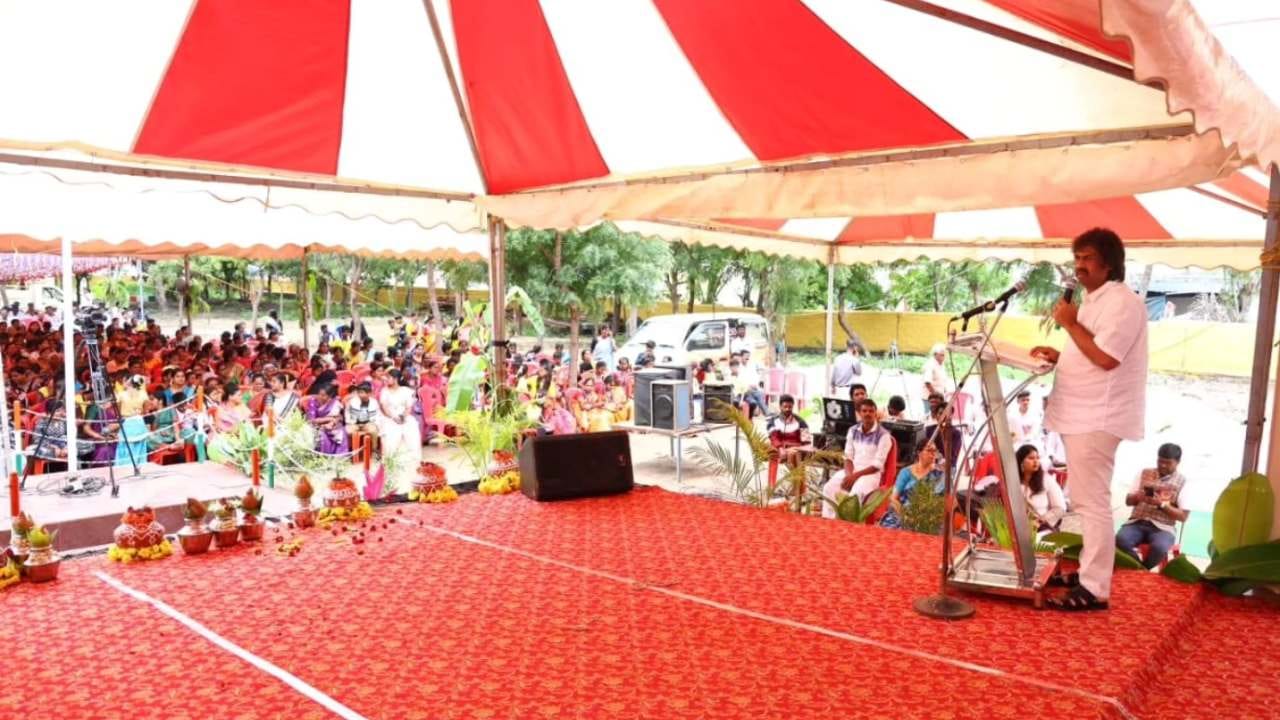 ಶಾಲಾ ಶತಮಾನೋತ್ಸವ, ನೂತನ ಕೊಠಡಿಗಳ ಉದ್ಘಾಟನೆ ಕಾರ್ಯಕ್ರಮಕ್ಕೆ ಚಾಲನೆ ನೀಡಿ ಮಾತನಾಡಿದ ಶಿಕ್ಷಣ ಸಚಿವ ಮಧು ಬಂಗಾರಪ್ಪ, ಸರ್ಕಾರಿ ಶಾಲೆಯಲ್ಲಿ ಹೆಚ್ಚಿನ ಸಂಖ್ಯೆಯಲ್ಲಿ ದಾಖಲಾತಿಯನ್ನು ಉತ್ತೇಜಿಸುವಂತೆ ಮತ್ತು ಪ್ರತಿದಿನ ಮಕ್ಕಳು ಶಾಲೆಗೆ ಹಾಜರಾಗುವಂತೆ ವಿಶೇಷ ಕಾಳಜಿವಹಿಸುವಂತೆ ಶಾಲಾ ಸಿಬ್ಬಂದಿ, ಎಸ್.ಡಿ.ಎಂ.ಸಿ ಸದಸ್ಯರು ಹಾಗೂ ಪೋಷಕರು ಗಮನಹರಿಸುವಂತೆ ಮನವಿ ಮಾಡಿದರು.