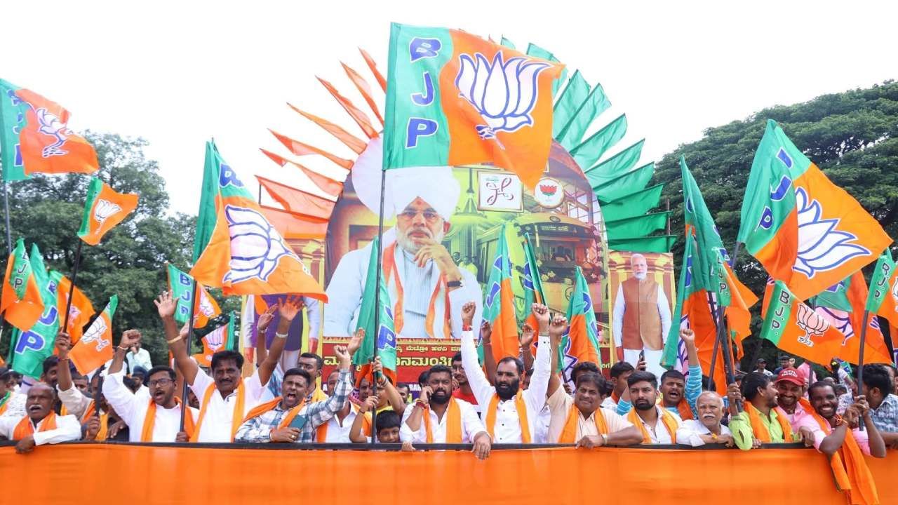 ಇನ್ನು ಪ್ರಧಾನಿ ಮೋದಿ ನೋಡಲು ಜನರು ಹೆಚ್ಚಿನ ಸಂಖ್ಯೆಯಲ್ಲಿ ಜಮಾಯಿಸಿದ್ದರು. ಮಹಿಳಾಮಣಿಗಳು ಸೇರಿದಂತೆ ಅಭಿಮಾನಿಗಳು ಮೋದಿ ಕಟೌಟ್ ಹಿಡಿದು ಬಂದಿದ್ದರು.