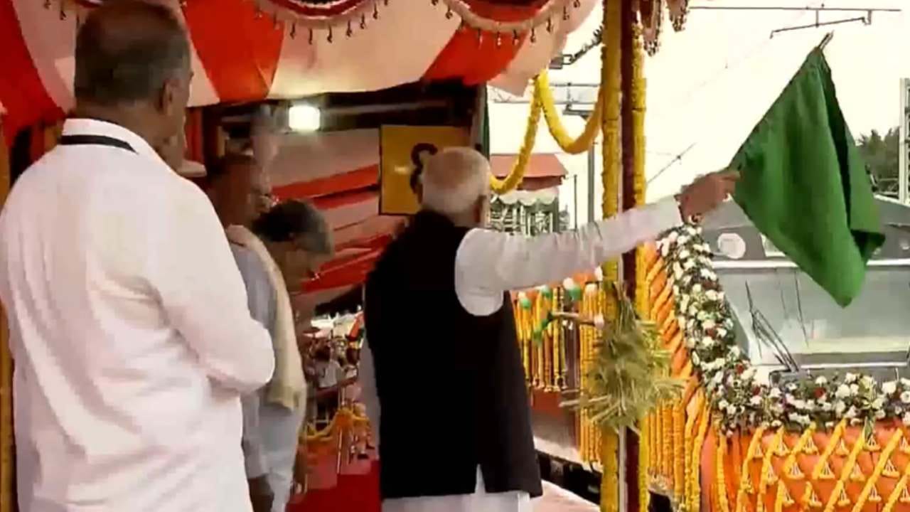 ವಂದೇ ಭಾರತ್ ರೈಲುಗಳಿಗೆ ಚಾಲನೆ ನೀಡಿದ ಪ್ರಧಾನಿ ಮೋದಿ