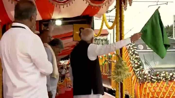 ವಂದೇ ಭಾರತ್ ರೈಲುಗಳಿಗೆ ಚಾಲನೆ ನೀಡಿದ ಪ್ರಧಾನಿ ಮೋದಿ ವಂದೇ ಭಾರತ್ ರೈಲುಗಳಿಗೆ ಚಾಲನೆ ನೀಡಿದ ಪ್ರಧಾನಿ ಮೋದಿ