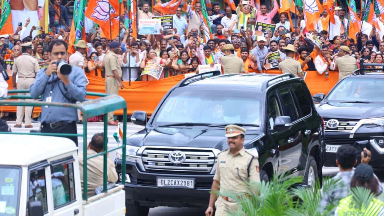 ಇಂದು ಬೆಂಗಳೂರಿಗೆ ಆಗಮಿಸಿರುವ ಪ್ರಧಾನಿ ನರೇಂದ್ರ ಮೋದಿ, ಹಳದಿ ಮೆಟ್ರೋ ಮಾರ್ಗ, ಮೂರು ವಂದೇ ಭಾರತ್ ರೈಲು ಮತ್ತು ಮೆಟ್ರೋ ಮೂರನೇ ಹಂತದ ಯೋಜನೆಗೆ ಶಂಕುಸ್ಥಾಪನೆ ನೆರವೇರಿಸಿದರು. ಪ್ರಧಾನಿ ಮೋದಿಯನ್ನು ನೋಡಲು ಅಭಿಮಾನಿಗಳು ಕಿಕ್ಕಿರಿದು ಸೇರಿದ್ದರು.