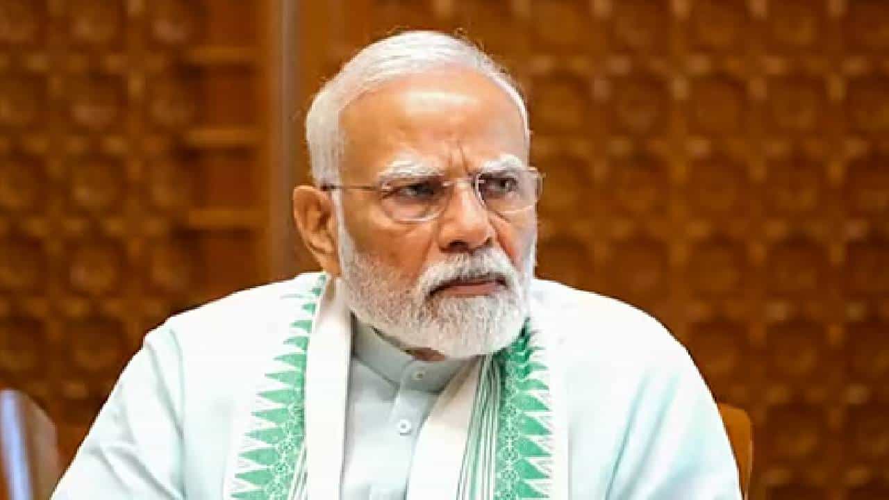 ಅಕ್ರಮ ವಲಸಿಗರ ಕೈಗೆ ದೇಶವನ್ನು ಕೊಡುವುದಿಲ್ಲ: ಪ್ರಧಾನಿ ಮೋದಿ ಅಕ್ರಮ ವಲಸಿಗರ ಕೈಗೆ ದೇಶವನ್ನು ಕೊಡುವುದಿಲ್ಲ: ಪ್ರಧಾನಿ ಮೋದಿ