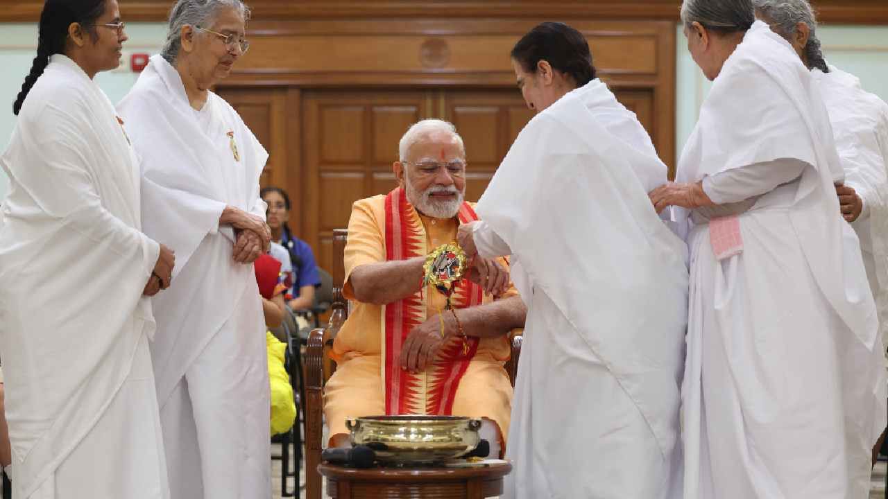  ಪ್ರಧಾನಿ ನರೇಂದ್ರ ಮೋದಿಯವರು ಇಂದು(ಆಗಸ್ಟ್ 10) ರಕ್ಷಾ ಬಂಧನವನ್ನು ನವದೆಹಲಿಯ ತಮ್ಮ ನಿವಾಸದಲ್ಲಿ ಆಚರಿಸಿಕೊಂಡಿದ್ದು, ಈ ವೇಳೆ ಮಹುಳೆಯರು, ಮಕ್ಕಳು ಪ್ರಧಾನಿ ಮೋದಿಗೆ ರಾಖಿ ಕಟ್ಟಿ ಸಂಭ್ರಮಿಸಿದ್ದಾರೆ. ಪ್ರಜಾಪಿತ ಬ್ರಹ್ಮಕುಮಾರಿ ಸಂಘಟನೆಯ ಸೋದರಿಯರು ಮೋದಿ ಅವರಿಗೆ ರಾಖಿ ಕಟ್ಟಿ ರಕ್ಷಾ ಬಂಧನ ಹಬ್ಬವನ್ನು ಆಚರಿಸಿದ್ದಾರೆ.