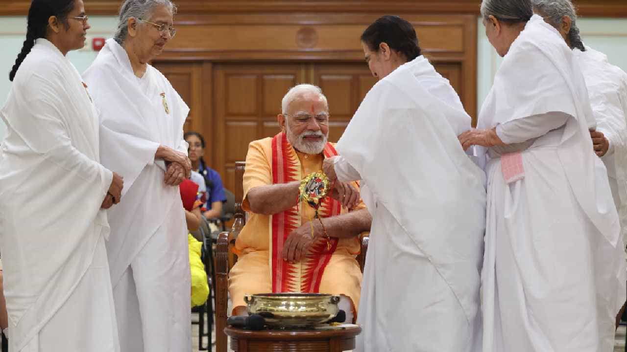 ಪ್ರಧಾನಿ ನರೇಂದ್ರ ಮೋದಿಯವರು ಇಂದು(ಆಗಸ್ಟ್ 10) ರಕ್ಷಾ ಬಂಧನವನ್ನು ನವದೆಹಲಿಯ ತಮ್ಮ ನಿವಾಸದಲ್ಲಿ ಆಚರಿಸಿಕೊಂಡಿದ್ದು, ಈ ವೇಳೆ ಮಹುಳೆಯರು, ಮಕ್ಕಳು ಪ್ರಧಾನಿ ಮೋದಿಗೆ ರಾಖಿ ಕಟ್ಟಿ ಸಂಭ್ರಮಿಸಿದ್ದಾರೆ. ಪ್ರಜಾಪಿತ ಬ್ರಹ್ಮಕುಮಾರಿ ಸಂಘಟನೆಯ ಸೋದರಿಯರು ಮೋದಿ ಅವರಿಗೆ ರಾಖಿ ಕಟ್ಟಿ ರಕ್ಷಾ ಬಂಧನ ಹಬ್ಬವನ್ನು ಆಚರಿಸಿದ್ದಾರೆ.