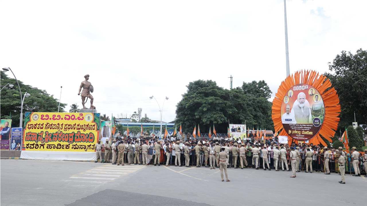 ಪ್ರಧಾನಿ ಮೋದಿ ಆಗಮನ ಹಿನ್ನಲೆ ಬೆಂಗಳೂರು ಸಜ್ಜಾಗಿತ್ತು. ಕೆಲ ನಗರಗಳು ಕೇಸರಿಮಯವಾಗಿದ್ದವು. ಸಂಗೊಳ್ಳಿರಾಯಣ್ಣ ಸರ್ಕಲ್ ಬಳಿ ಕಟೌಟ್ ಹಾಕಿ ಕಾರ್ಯಕರ್ತರು ಸ್ವಾಗತ ಕೋರಿದ್ದರು. ಹೆಜ್ಜೆ ಹೆಜ್ಜೆಗೂ ಪೊಲೀಸರು ಬಿಗಿ ಬಂದೋಬಸ್ತ್ ಒದಗಿಸಲಾಗಿತ್ತು.