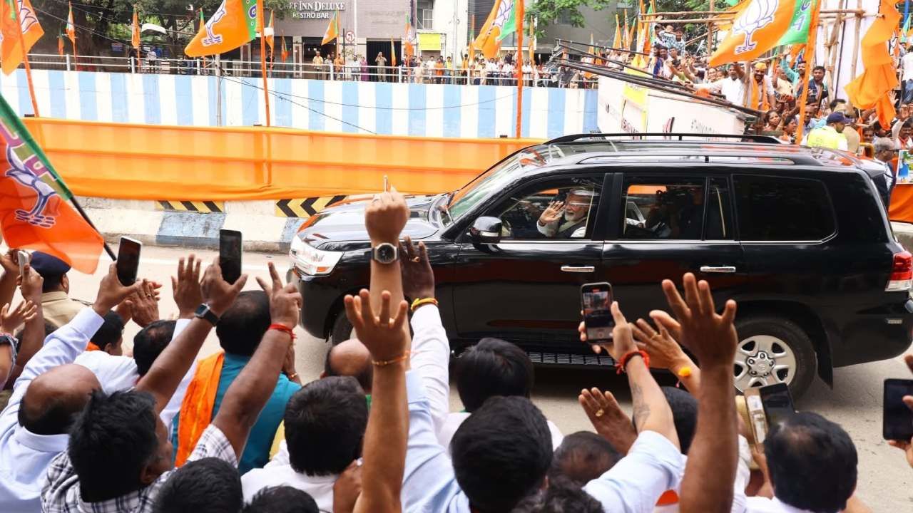 ವಿಶ್ವನಾಯಕನ ನೋಡಲು ಕಾತುರದಿಂದ ಬೆಂಗಳೂರಿನ ರಸ್ತೆಯ ಇಕ್ಕೆಲಗಳಲ್ಲಿ ಕಿಕ್ಕಿರಿದು ನಿಂತ ಜನಸಾಗರ. ರಾಜ್ಯಕ್ಕೆ ಆಗಮಿಸಿದ ಪ್ರಧಾನಿ ಶ್ರೀ ನರೇಂದ್ರ ಮೋದಿಜೀ ಅವರಿಗೆ ಜಯಘೋಷಗಳೊಂದಿಗೆ ಸ್ವಾಗತ ಕೋರಿದ ಬೆಂಗಳೂರಿನ ಜನತೆ ಎಂದು ಮಾಜಿ ಸಂಸದ ಪ್ರತಾಪ್ ಸಿಂಹ ತಮ್ಮ ಸೋಶಿಯಲ್ ಮಿಡಿಯಾದಲ್ಲಿ ಬರೆದುಕೊಂಡಿದ್ದಾರೆ.