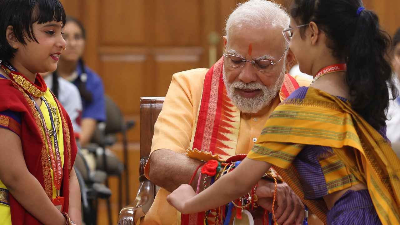 ಪ್ರಧಾನಿ ನರೇಂದ್ರ ಮೋದಿ ಅವರು ತಮ್ಮ ಅಧಿಕೃತ ನಿವಾಸದಲ್ಲಿ ಕೆಲಸ ಮಾಡುವವರು ಹಾಗೂ ಕಚೇರಿ ಸಿಬ್ಬಂದಿಯ ಹೆಣ್ಣುಮಕ್ಕಳಿಂದ ರಾಖಿ ಕಟ್ಟಿಸಿಕೊಳ್ಳುವ ಮೂಲಕ ವಿಶೇಷ ರಕ್ಷಾ ಬಂಧನ ಆಚರಿಸಿದ್ದಾರೆ.