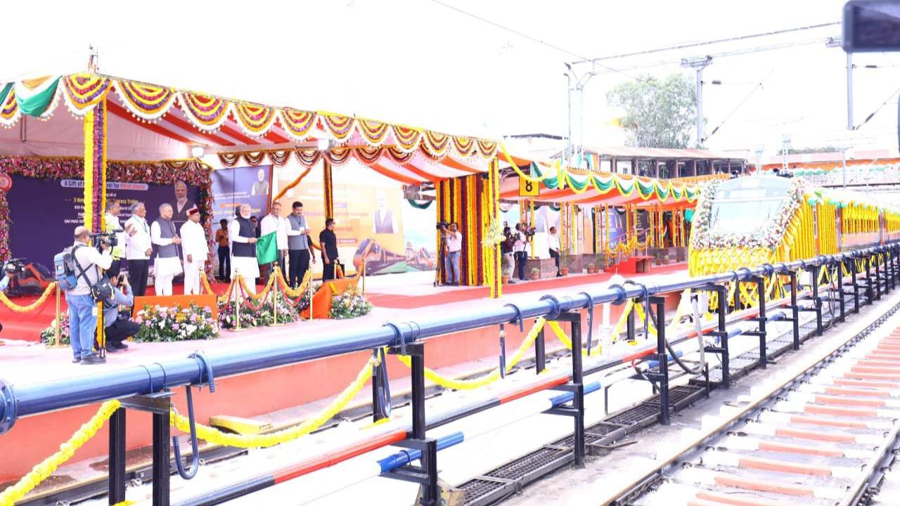 ಬೆಂಗಳೂರಿನ ಕ್ರಾಂತಿವೀರ ಸಂಗೊಳ್ಳಿ ರಾಯಣ್ಣ ರೈಲು ನಿಲ್ದಾಣದಲ್ಲಿ ಪ್ರಧಾನಿ ಮೋದಿ ಮೂರು ವಂದೇ ಭಾರತ್ ರೈಲಿಗೆ ಚಾಲನೆ ನೀಡಿದರು.