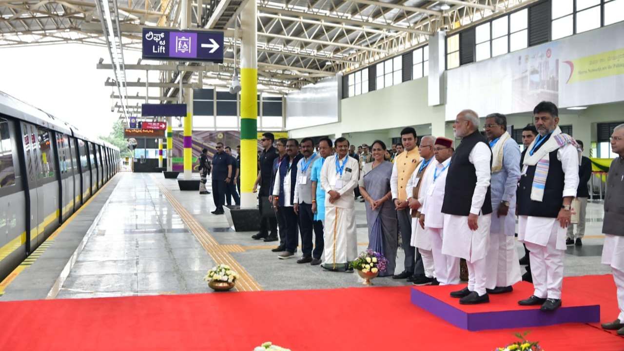 ಬಳಿಕ ಬೆಂಗಳೂರಿಗರ ಸಂಚಾರ ಜೀವನಾಡಿ ನಮ್ಮ ಮೆಟ್ರೋ ಯೋಜನೆಯ ಹಳದಿ ಮಾರ್ಗವನ್ನು ಪ್ರಧಾನಿ ಮೋದಿ ಲೋಕಾರ್ಪಣೆಗೊಳಿಸಿದರು. ಈ ವೇಳೆ ಸಿಎಂ ಸಿದ್ದರಾಮಯ್ಯ, ಡಿಸಿಎಂ ಡಿಕೆ ಶಿವಕುಮಾರ್ ಸಾಥ್ ನೀಡಿದರು. 