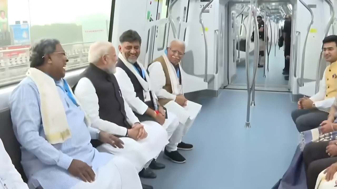 ಆರ್.ವಿ. ರೋಡ್ನಿಂದ ಬೊಮ್ಮಸಂದ್ರವರೆಗಿನ ನಮ್ಮ ಮೆಟ್ರೋ ಹಳದಿ ಮಾರ್ಗದಲ್ಲಿ ಪ್ರಧಾನಿ ಮೋದಿ ಮತ್ತು ಸಿಎಂ ಸಿದ್ದರಾಮಯ್ಯ ಅಕ್ಕಪಕ್ಕ ಕುಳಿತು ಸಂಚಾರ ಮಾಡಿದರು.