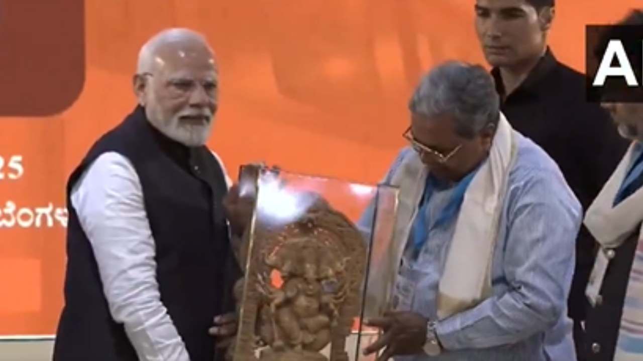 ನಮ್ಮ ಮೆಟ್ರೋ ಮೂರನೇ ಹಂತದ ಯೋಜನೆಗೆ ಶಂಕುಸ್ಥಾಪನೆ ನೆರವೇರಿಸಿದ ಪ್ರಧಾನಿ ಮೋದಿಗೆ ಸಿಎಂ ಸಿದ್ದರಾಮಯ್ಯ ಪಂಚಮುಖಿ ಗಣೇಶ ಮೂರ್ತಿ ನೀಡಿದರು.