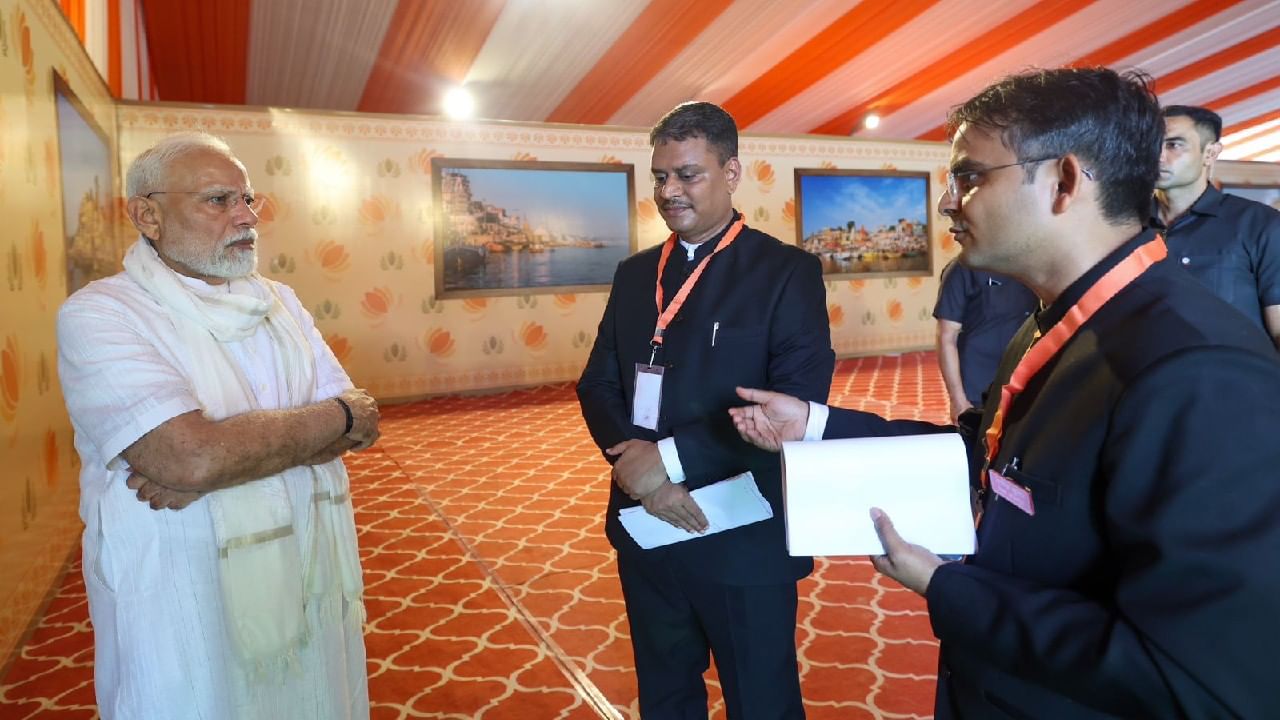 ವಾರಾಣಸಿಯಲ್ಲಿ ಪ್ರವಾಹ ಪರಿಸ್ಥಿತಿ ಬಗ್ಗೆ ಅಧಿಕಾರಿಗಳಿಂದ ಮಾಹಿತಿ ಪಡೆದ ಪ್ರಧಾನಿ ಮೋದಿ