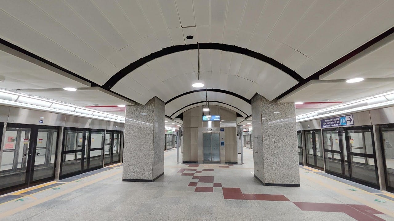 ವೀಡಿಯೊ ಕಾನ್ಫರೆನ್ಸಿಂಗ್ ಮೂಲಕ ಪ್ರಧಾನಿ ಮೋದಿ ಸೀಲ್ಡಾ-ಎಸ್ಪ್ಲನೇಡ್ ಮತ್ತು ಬೇಲೆಘಾಟ-ಹೇಮಂತ ಮುಖೋಪಾಧ್ಯಾಯ ಮೆಟ್ರೋ ಸೇವೆಗಳನ್ನು ಪ್ರಾರಂಭಿಸಲಿದ್ದಾರೆ. ವಿಮಾನ ನಿಲ್ದಾಣ ಮಾರ್ಗವು ಪ್ರಯಾಣಿಕರಿಗೆ ಪ್ರಯಾಣವನ್ನು ಸುಲಭಗೊಳಿಸುತ್ತದೆ.
