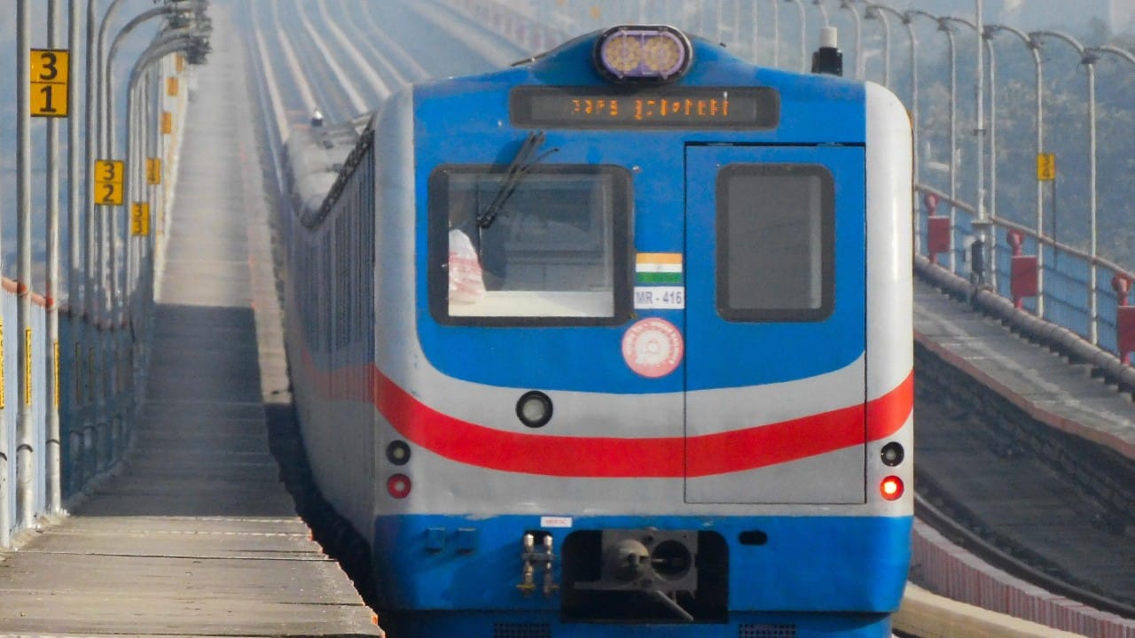 ಕೊಲ್ಕತ್ತಾದಲ್ಲಿ, ಪ್ರಧಾನಿ ಮೋದಿ ಜೆಸ್ಸೋರ್ ರಸ್ತೆ ಮೆಟ್ರೋ ನಿಲ್ದಾಣದಲ್ಲಿ ನೊಪಾರ-ಜೈ ಹಿಂದ್ ಬಿಮನ್‌ಬಂದರ್ ಸೇವೆಗೆ ಚಾಲನೆ ನೀಡುವುದರೊಂದಿಗೆ 13.61 ಕಿಮೀ ಮೆಟ್ರೋ ಜಾಲವನ್ನು ಉದ್ಘಾಟಿಸಲಿದ್ದಾರೆ. ಅವರು ವಿಮಾನ ನಿಲ್ದಾಣಕ್ಕೆ ಹೋಗುವ ಮಾರ್ಗದಲ್ಲಿ ಮೆಟ್ರೋದಲ್ಲಿ ಪ್ರಯಾಣ ಮಾಡಲಿದ್ದಾರೆ.
