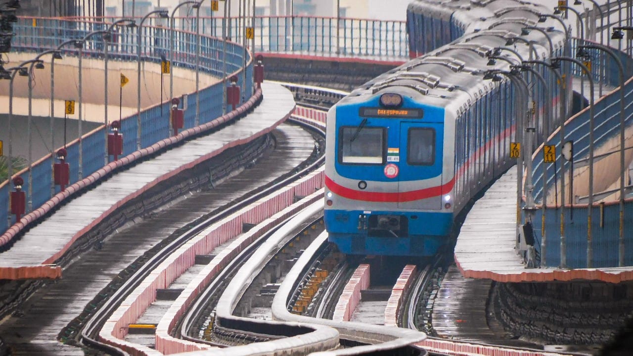 ಪ್ರಧಾನಿ ನರೇಂದ್ರ ಮೋದಿ ಶುಕ್ರವಾರ ಕೊಲ್ಕತ್ತಾದಲ್ಲಿ ಮೂರು ಹೊಸ ಮೆಟ್ರೋ ಮಾರ್ಗಗಳನ್ನು ಉದ್ಘಾಟಿಸಲಿದ್ದಾರೆ. ಇದು ನಗರದ ಸಾರಿಗೆ ಸಂಪರ್ಕ ವ್ಯವಸ್ಥೆಯ ಪ್ರಮುಖ ಅಭಿವೃದ್ಧಿಯಾಗಿದೆ. ದುರ್ಗಾ ಪೂಜೆ ಸಮೀಪಿಸುತ್ತಿರುವುದರಿಂದ ಮೆಟ್ರೋದ ವಿಸ್ತೃತ ವ್ಯಾಪ್ತಿಯು ಆಚರಣೆಗಳನ್ನು ಹೆಚ್ಚು ಸುಲಭವಾಗಿಸುತ್ತದೆ ಎಂದು ನಿರೀಕ್ಷಿಸಲಾಗಿದೆ.
