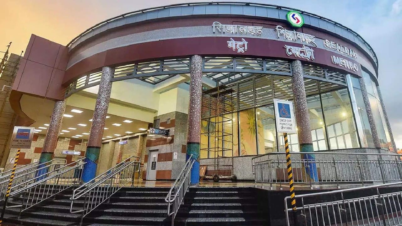 ಮೋದಿ ಹೌರಾ ಮೆಟ್ರೋ ನಿಲ್ದಾಣದಲ್ಲಿ ಹೊಸದಾಗಿ ನಿರ್ಮಿಸಲಾದ ಸಬ್‌ವೇಯನ್ನು ಉದ್ಘಾಟಿಸಲಿದ್ದಾರೆ ಮತ್ತು 6-ಲೇನ್‌ಗಳ ಕೋನಾ ಎಕ್ಸ್‌ಪ್ರೆಸ್‌ವೇ (ರೂ. 1,200 ಕೋಟಿ)ಗೆ ಅಡಿಪಾಯ ಹಾಕಲಿದ್ದಾರೆ. ಇದು ಹೌರಾ, ಕೋಲ್ಕತ್ತಾ ಮತ್ತು ಸುತ್ತಮುತ್ತಲಿನ ಪಟ್ಟಣಗಳ ನಡುವಿನ ಸಂಪರ್ಕವನ್ನು ಸುಧಾರಿಸುವ ನಿರೀಕ್ಷೆಯಿದೆ.
