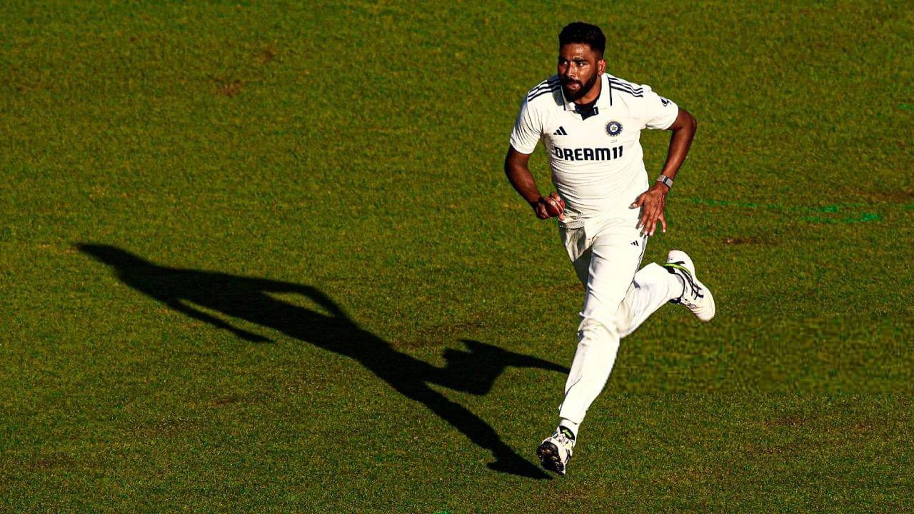 ಅಷ್ಟೇ ಅಲ್ಲದೆ ಕಳೆದ 10 ಟೆಸ್ಟ್ ಪಂದ್ಯಗಳಲ್ಲಿ ಟೀಮ್ ಇಂಡಿಯಾ ಪರ ಕಣಕ್ಕಿಳಿದ ಏಕೈಕ ವೇಗದ ಬೌಲರ್ ಎಂಬ ಹೆಗ್ಗಳಿಕೆಯನ್ನು ಮೊಹಮ್ಮದ್ ಸಿರಾಜ್ ತಮ್ಮದಾಗಿಸಿಕೊಂಡಿದ್ದಾರೆ. ಹೀಗೆ ದಣಿವರಿಯದೇ ಸತತ ಪಂದ್ಯಗಳನ್ನಾಡಿರುವ ಸಿರಾಜ್ 10 ಮ್ಯಾಚ್​ಗಳ ಮೂಲಕ 43 ವಿಕೆಟ್ ಉರುಳಿಸಿ ಹೊಸ ಸಂಚಲನ ಸೃಷ್ಟಿಸಿದ್ದಾರೆ.