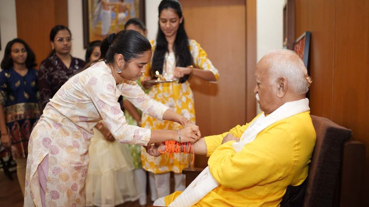 ನಾಡಿನೆಲ್ಲೆಡೆ ಇಂದು ರಕ್ಷಾ ಬಂಧನ ಹಬ್ಬದ ಸಂಭ್ರಮ. ಆರ್‌ಎಸ್‌ಎಸ್ ಮುಖ್ಯಸ್ಥ ಡಾ. ಮೋಹನ್ ಭಾಗವತ್​ ಅವರು ನಾಗಪುರದಲ್ಲಿ ರಕ್ಷಾ ಬಂಧನ ಹಬ್ಬವನ್ನು ಆಚರಿಸಿದರು.
