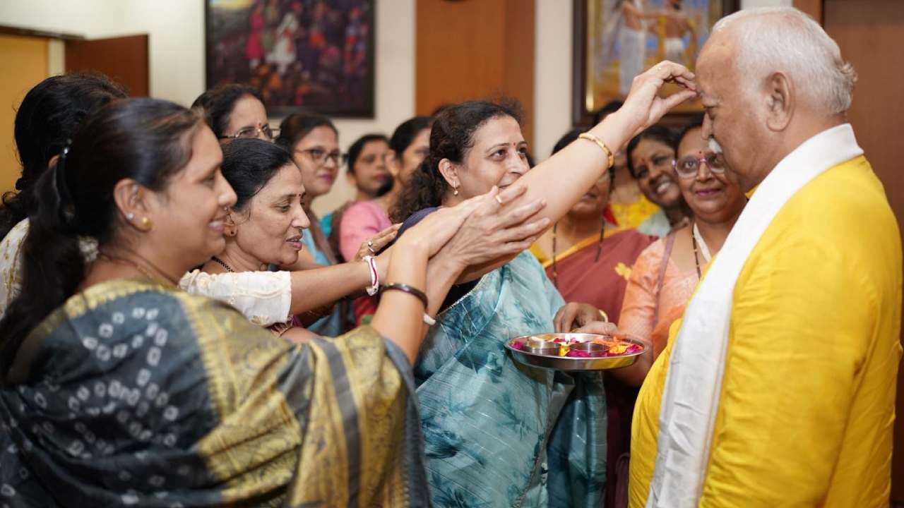 ಅದೇ ರೀತಿಯಾಗಿ ರಾಷ್ಟ್ರೀಯ ಸೇವಿಕಾ ಸಮಿತಿಯ ಸಹೋದರಿಯರು, ಮಹಲ್ ಆವರಣದ ನಿವಾಸಿಗಳು ಸಹ ರಾಖಿ ಕಟ್ಟಿ ಅವರಿಗೆ ಶುಭ ಹಾರೈಸಿದರು.