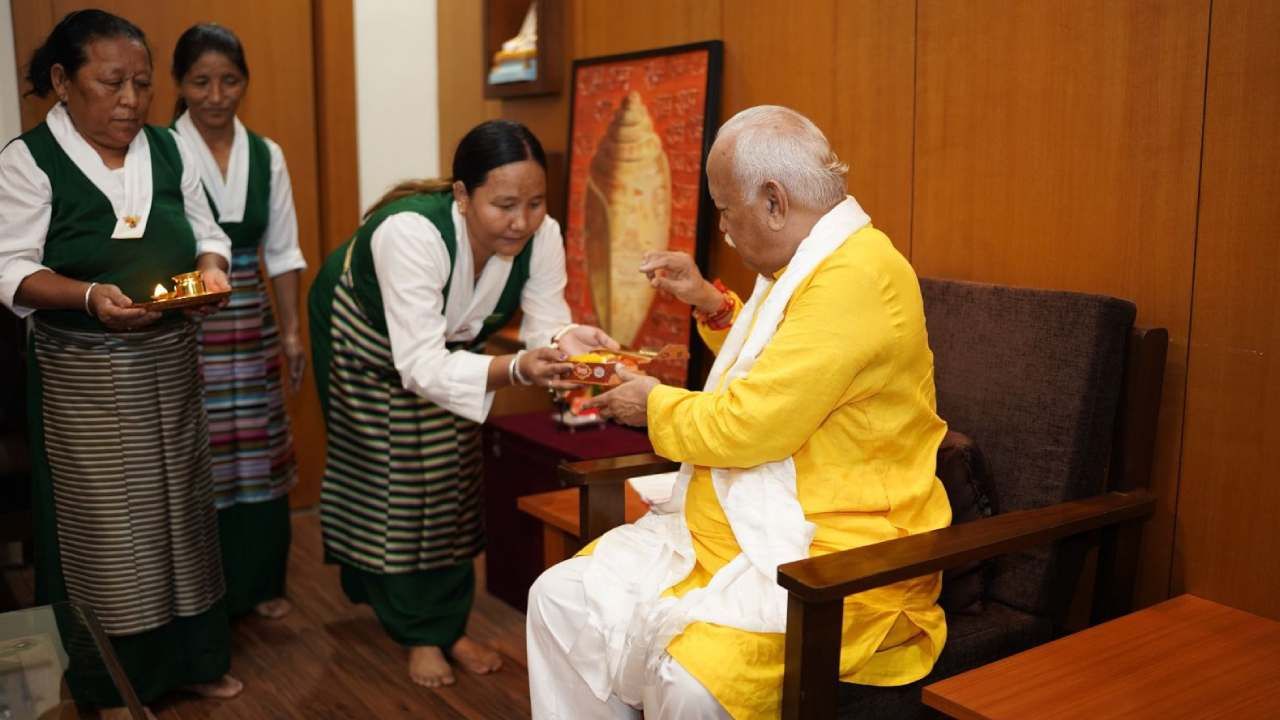 ಪ್ರಾದೇಶಿಕ ಟಿಬೆಟಿಯನ್ ಮಹಿಳಾ ಸಂಘ ಮತ್ತು ಭಾರತ್ ಟಿಬೆಟ್ ಸಹಕಾರ ವೇದಿಕೆಯ ಸಹೋದರಿಯರು ಡಾ. ಮೋಹನ್ ಭಾಗವತ್ ಅವರಿಗೆ ರಾಖಿ ಕಟ್ಟಿದರು.