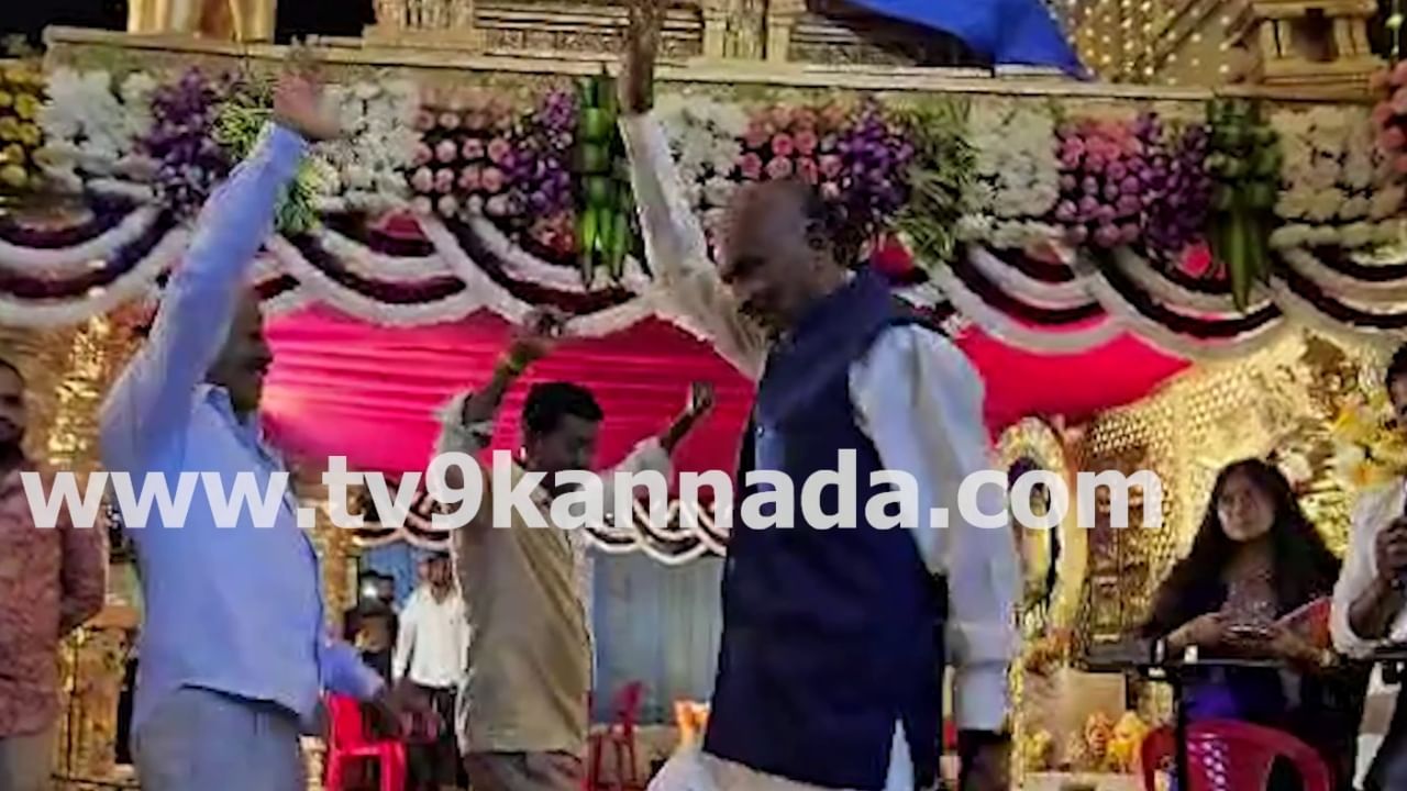 ಗಣೇಶೋತ್ಸವ ಸಂಗೀತ ಕಾರ್ಯಕ್ರಮದಲ್ಲಿ ಮಾಜಿ ಸಚಿವ ಎಂಟಿಬಿ ನಾಗರಾಜ್ ಭರ್ಜರಿ​ ಡ್ಯಾನ್ಸ್: ವಿಡಿಯೋ ನೋಡಿ