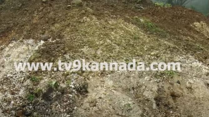 ನಿನ್ನೇ ಇದೇ ಹೆದ್ದಾರಿಯಲ್ಲಿ ತಡೆಗೋಡೆ ಬಿರುಕು ಬಿಟ್ಟು ಆತಂಕದ ಸನ್ನಿವೇಶ