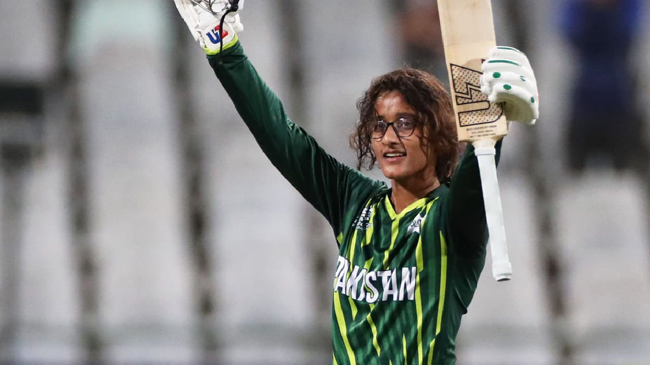 ಈ ಗುರಿಯನ್ನು ಬೆನ್ನತ್ತಿದ ಪಾಕಿಸ್ತಾನ್ ಪರ ಮುನೀಬಾ ಅಲಿ ಭರ್ಜರಿ ಬ್ಯಾಟಿಂಗ್ ಪ್ರದರ್ಶಿಸಿದರು. ಆರಂಭಿಕಳಾಗಿ ಕಣಕ್ಕಿಳಿದ ಮುನೀಬಾ ಮೊದಲ ಓವರ್​ನಿಂದಲೇ ಬಿರುಸಿನ ಬ್ಯಾಟಿಂಗ್​ಗೆ ಒತ್ತು ನೀಡಿದರು. ಈ ಮೂಲಕ 68 ಎಸೆತಗಳಲ್ಲಿ 1 ಸಿಕ್ಸ್ ಹಾಗೂ 14 ಫೋರ್​ಗಳೊಂದಿಗೆ 100 ರನ್​ ಕಲೆಹಾಕಿದರು.