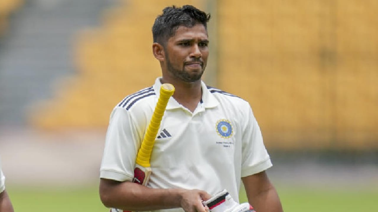 ಸರ್ಫರಾಜ್ ಖಾನ್ ಅವರ ಕಿರಿಯ ಸಹೋದರ ಮುಶೀರ್ ಖಾನ್ ಕೂಡ ಈ ಪಂದ್ಯಾವಳಿಯಲ್ಲಿ ಮುಂಬೈ ತಂಡದ ಭಾಗವಾಗಿದ್ದಾರೆ. ಆದರೆ ಈ ಪಂದ್ಯಾವಳಿಯ ಆರಂಭಿಕ ಇನ್ನಿಂಗ್ಸ್‌ನಲ್ಲಿ ಅವರು ವಿಶೇಷವಾದದ್ದೇನೂ ಮಾಡಲು ಸಾಧ್ಯವಾಗಲಿಲ್ಲ. ಈ ಪಂದ್ಯದ ಮೊದಲ ಇನ್ನಿಂಗ್ಸ್‌ನಲ್ಲಿ ಮುಶೀರ್ ಖಾನ್ 75 ಎಸೆತಗಳನ್ನು ಎದುರಿಸಿ ಕೇವಲ 30 ರನ್ ಗಳಿಸಲು ಮಾತ್ರ ಸಾಧ್ಯವಾಯಿತು. 
