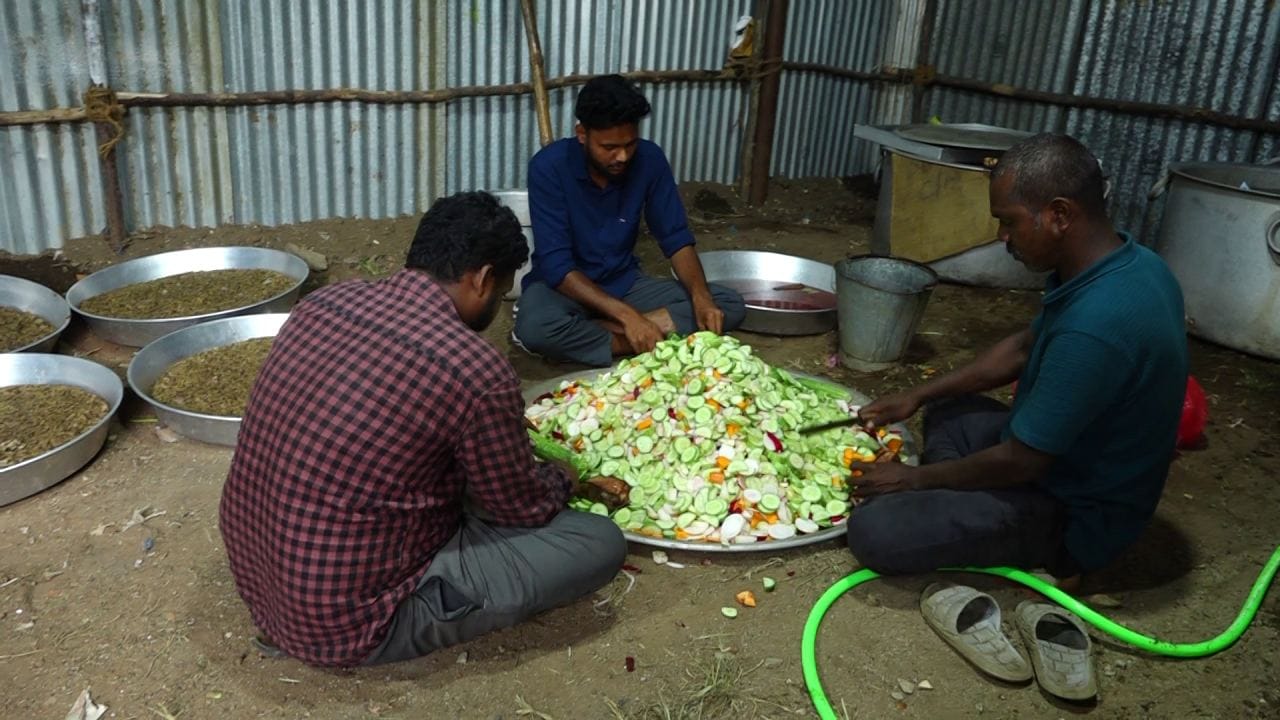 ಇದರ ಜೊತೆಗೆ ಸೌತೆಕಾಯಿ, ಬೀಟ್ರೂಟ್, ಗಜ್ಜರಿ, ಕೋಸು, ಮೂಲಂಗಿ ಮೊದಲಾದ ತರಕಾರಿಗಳನ್ನು ಕೊಡಲಾಗುತ್ತದೆ. ಇದೆಲ್ಲವನ್ನೂ ಭತ್ತದ ಹುಲ್ಲಿನಲ್ಲಿ ಕಟ್ಟಿ ಆನೆಗಳ ತೂಕಕ್ಕೆ ತಕ್ಕಂತೆ ನೀಡಬೇಕಾಗಿದ್ದಕ್ಕಿಂತ ಕೊಂಚ ಹೆಚ್ಚೇ ತಿನ್ನಿಸಲಾಗುತ್ತಿದೆ. ಇದು ಆನೆಗಳ ಆರೋಗ್ಯ ಹಾಗೂ ತೂಕ ಹೆಚ್ಚಿಸಲು ಸಹಕಾರಿಯಾಗಲಿದೆ.
ಗಂಡು ಆನೆಗೆ ಪ್ರತಿನಿತ್ಯ 750 ಕೆಜಿ, ಹೆಣ್ಣು ಆನೆಗೆ 450 ಕೆಜಿ ಆಹಾರ ನೀಡಲಾಗುತ್ತಿದೆ. 