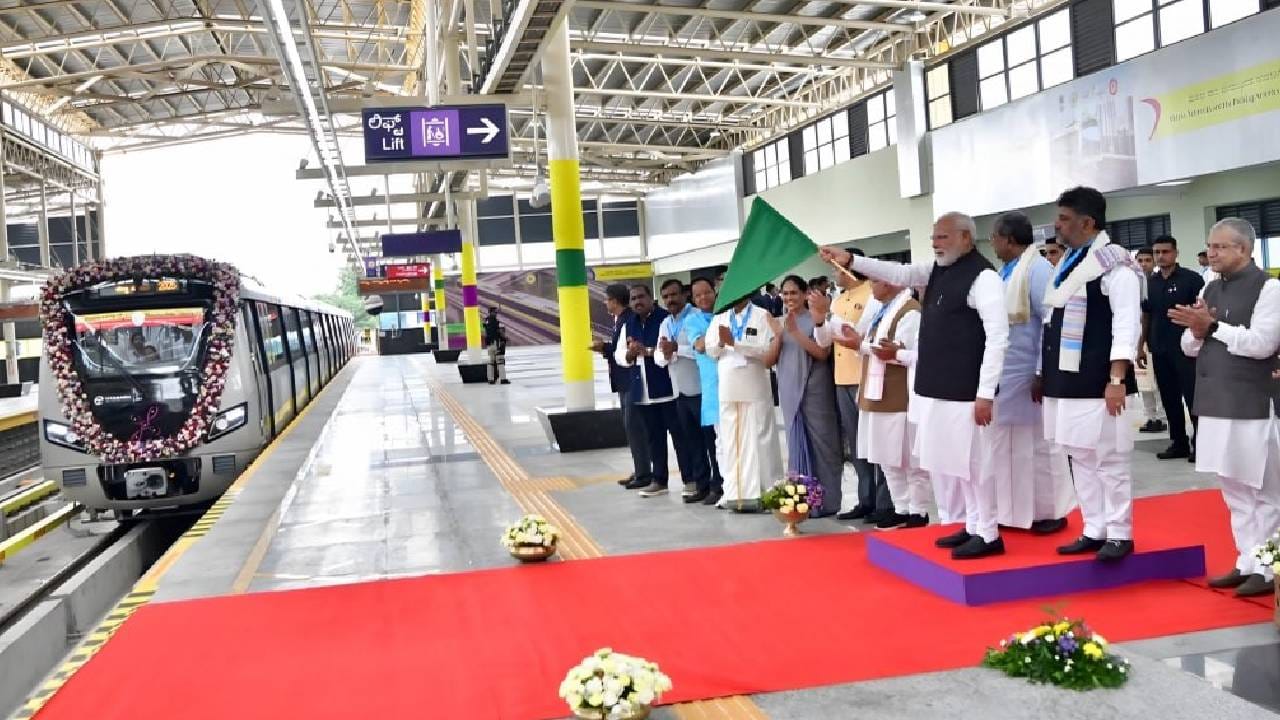 ಬೆಂಗಳೂರಿನ ಜನರ ಜೀವನಾಡಿಯಾಗಿರುವ ನಮ್ಮ ಮೆಟ್ರೋ ಮತ್ತಷ್ಟು ವಿಸ್ತರಣೆಯಾಗಿದೆ. ಹಳದಿ ಮಾರ್ಗಕ್ಕೆ ಪ್ರಧಾನಿ ನರೇಂದ್ರ ಮೋದಿಯವರು ರಾಗಿಗುಡ್ಡ ಮೆಟ್ರೋ ನಿಲ್ದಾಣದಲ್ಲಿ ರವಿವಾರ (ಆ.10) ಹಸಿರು ನಿಶಾನೆ ತೋರಿಸಿದರು. ಈ ಮೂಲಕ ಎಲೆಕ್ಟ್ರಾನಿಕ್ ಸಿಟಿ ಜನರ ಬಹುದಿನಗಳ ಕನಸು ನನಸಾಗಿದೆ. ಪ್ರಧಾನಿ ನರೇಂದ್ರ ಮೋದಿ ಉದ್ಘಾಟಿಸಿರುವ ಹಳದಿ ಮಾರ್ಗದ ವಿಶೇಷತೆಗಳು ಇಲ್ಲಿದೆ.