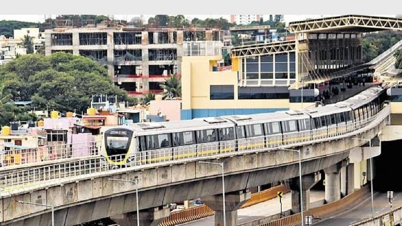 ಹಳದಿ ಮಾರ್ಗದಲ್ಲಿ ಸದ್ಯ 20 ರಿಂದ 25 ನಿಮಿಷಗಳ ಅಂತರದಲ್ಲಿ ಒಂದು ಮೆಟ್ರೋ ಸಂಚಾರ ಮಾಡುತ್ತದೆ. ಈ ಮಾರ್ಗದಲ್ಲಿ ನಿತ್ಯ 20-30 ಸಾವಿರ ಜನರು ಸಂಚಾರ ಮಾಡಲಿದ್ದಾರೆ ಎಂದು ಅಂದಾಜಿಸಲಾಗಿದೆ. ಇನ್ನು 2026 12 ರೈಲುಗಳು ಹಳದಿ ಮಾರ್ಗಕ್ಕೆ ಸೇರ್ಪಡೆಯಾಗಲಿದೆ. ಅಂತೆಯೇ ಮುಂಬರುವ ದಿನಗಳಲ್ಲಿ ಮೆಟ್ರೋ ಪ್ರಯಾಣಿಕರ ಸಂಖ್ಯೆಯೂ ಹೆಚ್ಚಾಗಲಿದ್ದು, 3.5 ಲಕ್ಷ ಮಂದಿ ಪ್ರಯಾಣಿಕರು ಪ್ರಯಾಣಿಸಬಹುದು ಎಂದು ಬಿಎಂಆರ್​ಸಿಎಲ್ ಅಂದಾಜಿಸಿದೆ.  