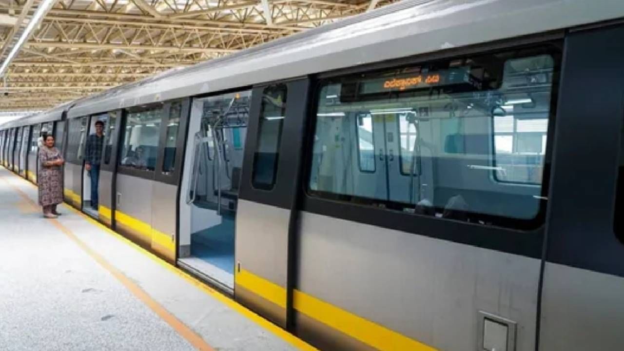 ಹಳದಿ ಮಾರ್ಗದಲ್ಲಿ ಒಟ್ಟು 16 ನಿಲ್ದಾಣಗಳಿವೆ. ಹಳದಿ ಮಾರ್ಗದ ರೈಲು 3 ಮೆಟ್ರೋ ಲೈನ್‌ಗೆ ಕೂಡುತ್ತದೆ. ಹಳದಿ ಮಾರ್ಗವು ಹಸಿರು ಮಾರ್ಗ, ಗುಲಾಬಿ, ನೀಲಿ ಮಾರ್ಗಕ್ಕೆಕ್ಕೆ ಕೂಡುತ್ತದೆ. ಜಯದೇವ ಆಸ್ಪತ್ರೆ ನಿಲ್ದಾಣವು ಅತಿ ಎತ್ತರ ಹಾಗೂ ದೊಡ್ಡ ಮೆಟ್ರೋ ನಿಲ್ದಾಣ ಎಂಬ ಖ್ಯಾತಿ ಪಡೆದಿದೆ.