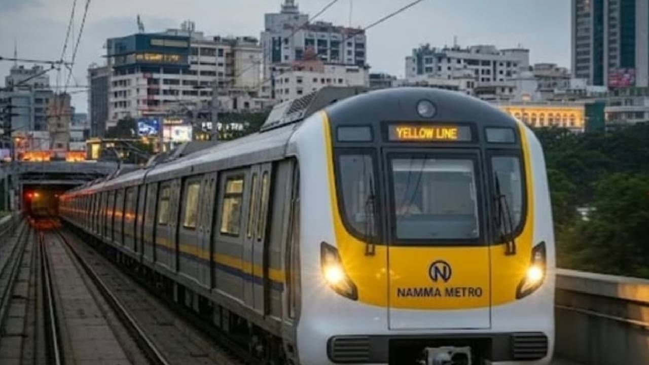 ಐಟಿ ಹಬ್​ ಎಲೆಕ್ಟ್ರಾನಿಕ್​ ಸಿಟಿ ಸಂಪರ್ಕಿಸುವ ಚಾಲಕ ರಹಿತ ರೈಲು ಈ ಮಾರ್ಗದಲ್ಲಿ ಸಂಚರಿಸಲಿದೆ. ಸುಮಾರು 7,616 ಕೋಟಿ ರೂಪಾಯಿ ವೆಚ್ಚದಲ್ಲಿ ಹಳದಿ ಮಾರ್ಗವನ್ನು ನಿರ್ಮಿಸಲಾಗಿದೆ. ಆರ್​ ವಿ ರಸ್ತೆಯಿಂದ ಬೊಮ್ಮಸಂದ್ರದವರೆಗೂ ಸಂಪರ್ಕ ಕಲಿಸಲಾಗಿದ್ದು, ಒಟ್ಟು 19.15 ಕಿಲೋ ಮೀಟರ್ ಉದ್ದದ ಮಾರ್ಗವಾಗಿದೆ. ಬೆಂಗಳೂರಿನ ಐಟಿ ಹಬ್‌ ಎಲೆಕ್ಟ್ರಾನಿಕ್‌ ಸಿಟಿಯಿಂದ ಬೆಂಗಳೂರಿನ ಕೇಂದ್ರ ಭಾಗದ ನಡುವೆ ಸಂಪರ್ಕ ಕೊಂಡಿಯಾಗಿದೆ.  