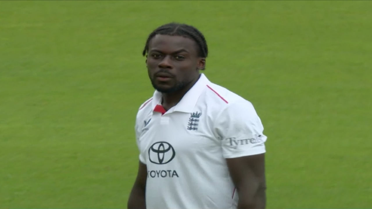 ಅದರಂತೆ ಸರ್ರೆ ಕೌಂಟಿ ತಂಡದ ಭಾಗವಾಗಿರುವ ನಾಥನ್ ಬಾರ್ನ್​ವೆಲ್ ಅವರನ್ನು ಓವಲ್​ ಟೆಸ್ಟ್​ಗೆ 12ನೇ ಆಟಗಾರನಾಗಿ ಪರಿಗಣಿಸಲಾಗಿದೆ. ಹೀಗಾಗಿ ಭಾರತ ಮತ್ತು ಇಂಗ್ಲೆಂಡ್ ನಡುವಣ 5ನೇ ಟೆಸ್ಟ್ ಪಂದ್ಯದ 5ನೇ ದಿನದಾಟದಂದು ನಾಥನ್ ಬಾರ್ನ್​ವೆಲ್ ಅವರನ್ನು ಬದಲಿ ಫೀಲ್ಡರ್​ ಆಗಿ ಕಣಕ್ಕಿಳಿಸಲಾಗಿತ್ತು.