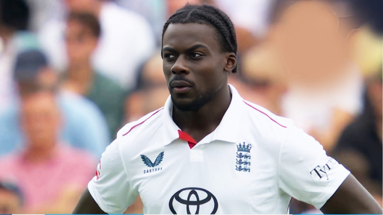 ಹೀಗೆ ಇಂಗ್ಲೆಂಡ್ ಪರ ಫೀಲ್ಡಿಂಗ್ ಮಾಡಿದ ಆಟಗಾರನ ಹೆಸರು ನಾಥನ್ ಬಾರ್ನ್​ವೆಲ್. ತಂಡದಲ್ಲಿರದ ಆಟಗಾರನನ್ನು ಕಣಕ್ಕಿಳಿಸಲು ಮುಖ್ಯ ಕಾರಣ ಇಂಗ್ಲೆಂಡ್ ಕ್ರಿಕೆಟ್ ಬೋರ್ಡ್​ನ  ಹೊಸ ಪ್ರಯೋಗ. ಇಸಿಬಿ ರಾಷ್ಟ್ರೀಯ ಪ್ಲೇಯರ್ಸ್ ಜೊತೆ ಬೆರೆಯಲು, ಅವರಿಂದ ಕಲಿಯಲು ಯುವ ಆಟಗಾರರಿಗೆ ಅನುವು ಮಾಡಿಕೊಡುತ್ತಿದೆ. ಅದರ ಭಾಗವಾಗಿ ಆಯಾ ಹೋಮ್ ಗ್ರೌಂಡ್​ನ ಕೌಂಟಿ ತಂಡದ ಯುವ ಆಟಗಾರರನ್ನು ಆಯ್ಕೆ ಮಾಡಲಾಗುತ್ತದೆ.