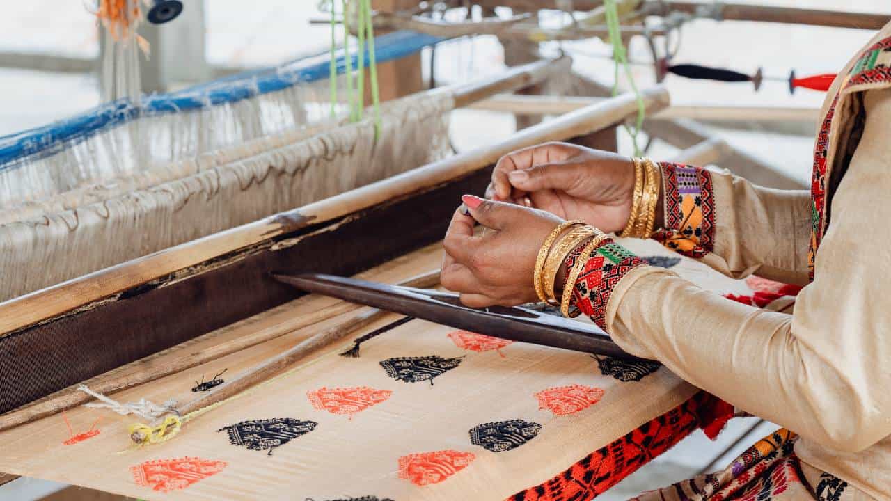 National Handloom Day 2025: ಕೈಮಗ್ಗ ದಿನವನ್ನು ಏಕೆ ಆಚರಿಸಲಾಗುತ್ತದೆ? ಇದರ ಹಿನ್ನೆಲೆ, ಮಹತ್ವ ತಿಳಿಯಿರಿ National Handloom Day 2025: ಕೈಮಗ್ಗ ದಿನವನ್ನು ಏಕೆ ಆಚರಿಸಲಾಗುತ್ತದೆ? ಇದರ ಹಿನ್ನೆಲೆ, ಮಹತ್ವ ತಿಳಿಯಿರಿ