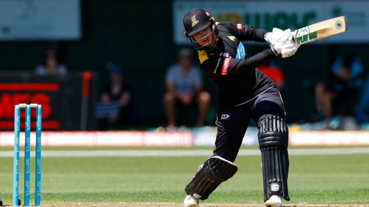 ಅಂತರರಾಷ್ಟ್ರೀಯ ಕ್ರಿಕೆಟ್‌ನಲ್ಲಿ ಅವರ ವೃತ್ತಿಜೀವನವು ಹೆಚ್ಚು ಕಾಲ ಇರಲಿಲ್ಲವಾದರೂ, ದೇಶೀಯ ಸರ್ಕ್ಯೂಟ್‌ನಲ್ಲಿ ಮಿಂಚಿದ್ದರು.  2011-12ರಲ್ಲಿ ವೆಲ್ಲಿಂಗ್ಟನ್‌ ತಂಡದೊಂದಿಗೆ ತಮ್ಮ ದೇಶೀಯ ವೃತ್ತಿಜೀವನವನ್ನು ಪ್ರಾರಂಭಿಸಿದ ಅವರು 2014 ರಿಂದ 2018 ರವರೆಗೆ ಕ್ಯಾಂಟರ್ಬರಿಯಲ್ಲಿದ್ದರು. ಹಾಗೆಯೇ 2017-18ರ WBBL ನಲ್ಲಿ ಪರ್ತ್ ಸ್ಕಾರ್ಚರ್ಸ್ ಪರವೂ ಆಡಿದ್ದ ಅವರು 14 ಪಂದ್ಯಗಳಲ್ಲಿ ಒಟ್ಟು 6 ವಿಕೆಟ್‌ಗಳನ್ನು ಪಡೆದರು.